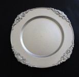 Dekorativen srebrn krožnik 31 cm, vzorec v reliefi obliki