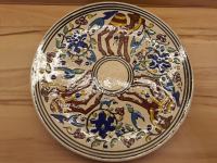 KERAMIČNI KROŽNIK UMETNIŠKI Z OBEŠALOM ZADAJ KAMELA VZOREC