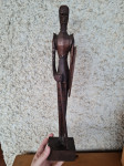 Lesena izrezljana figura, visoka približno 30cm