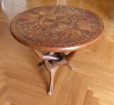 Lesena mizica/stol z rezbarijo