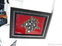 Slika v okvirju s pravimi kamni