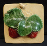 Stenski keramičen dekor - jagode v reliefni obliki 13 x 13 cm