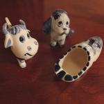 Tri porcelanaste figurice iz Nizozemske - krava, pes in cokla