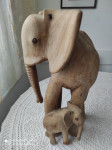 Velika lesena skulptura slonica z mladičem, viš. 0,5 m