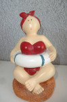Zabaven kipec ženska s plavalnim obročem
