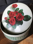 Rdeče vrtnice - stara kovinska škatla