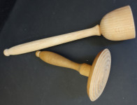 Dva lesena kuhinjska pripomočka