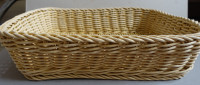 Košarica 39 x 30 cm, pletena iz umetnega materiala