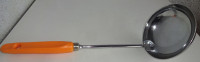Zajemalka premer 10 cm, oranžen ročaj