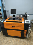 Lasersko gravirni/rezalni stroj