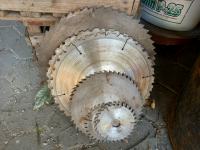 več krožnih zag različnih velikosti