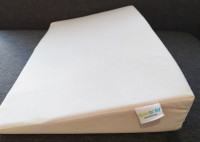 vzglavnik za dojenčka z naklonom