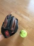 Softball rokavica in žoga