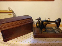 Starinski ročni šivalni stroj Singer