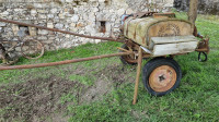 Starodobna motorna škropilnica na konjsko vprego