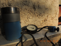 Hidravlični cilinder z delovno ploščo, hidr. cevmi in ventilom