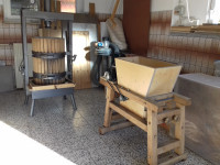 Hidravljicna stiskalnica z mlinom za grozdje.