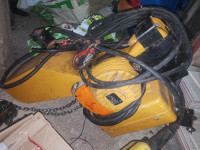 Trifazno verižno dvigalo