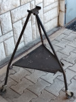 Trikotni voziček na kolesih za orodje