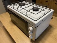 Električna pečica z dvema kuhalnima ploščama na plin.