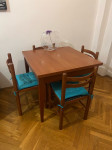 Jedilna miza z lesenimi stoli