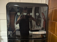 SMEG retro hladilnik z zamrzovalnikom – črn (do30.1.2026)