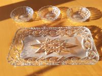 Steklen pladenj in skodelice