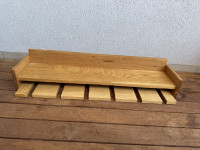 Stenska polica za vinske kozarece ali drugo