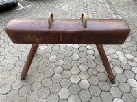 Originalna vintage gimnastična klop (konj za preskakovanje)