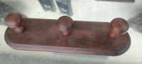 Starinski lesen obešalnik