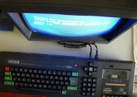 Amstrad CPC464 z barvnim monitorjem brezhibno, prvi lastnik