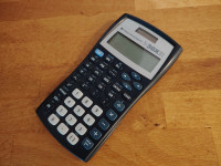 Delujoč znanstveni kalkulator Texas Instruments TI-30XIIS brez pokrova