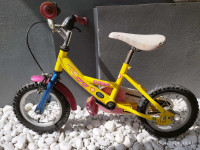 otroško kolo s pomožnimi kolesi
