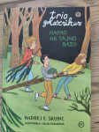 Trio Golaznikus, Napad na tajno bazo