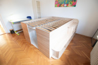 Otroška postelja s prostorom za igro / shranjevanje spodaj