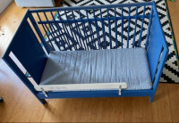 Modra otroška postelja, snemljiva stranica, dve višini ležišča