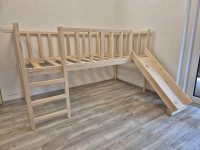 Otroška postelja s toboganom in lestvijo