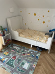 Otroška raztegljiva postelja Ikea BUSUNGE bela + vzmetnica + omara
