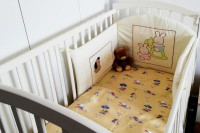 Otroško posteljo z vzmetnico, posteljnino in dodatki prodam