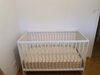 Prodam otroško posteljico z vzmetnico.