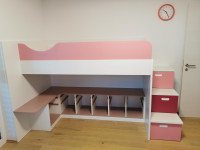 Dekliška otroška soba , kvalitetna izdelava mizarja, vse kakor novo.
