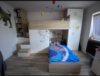 Otroška omara, postelja, stopnice