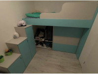 Otroška soba s posteljo, omaro in stopnicam (omarice)