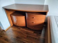 Pisalna miza in predalniki