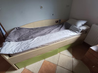 Pisalna miza, otroška postelja