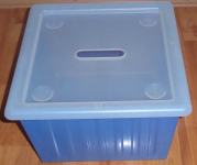 Svetlo moder in bel zaboj Vessla Ikea za igrače s pokrovom, na kolesih