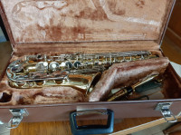 Prodam saksafon Jamaha 25 in klarinet Recital