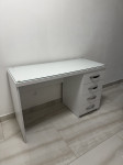 Bela pisalna miza s stekleno ploščo in 4 predali