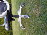 Delujoč stol s kolesi