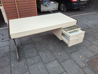 Izjemno močna pisalna miza